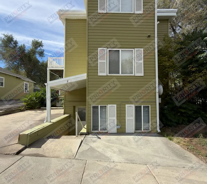 103 W 7th St