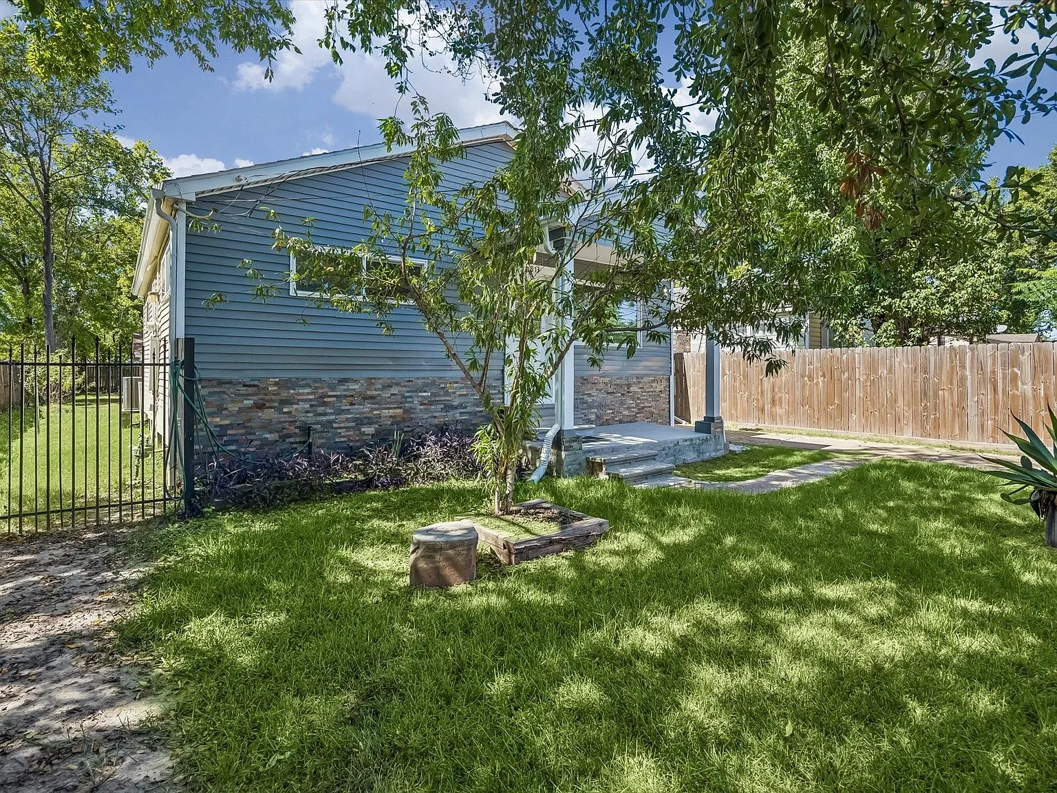 3 bed, 1.0 bath, 1128 sqft, $1,800 — Photo 4