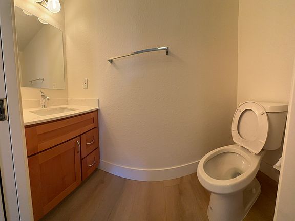downstairs 1/2 bath