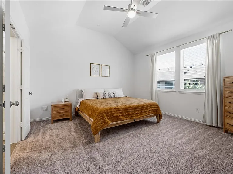 901 Utica Dr — Photo 15
