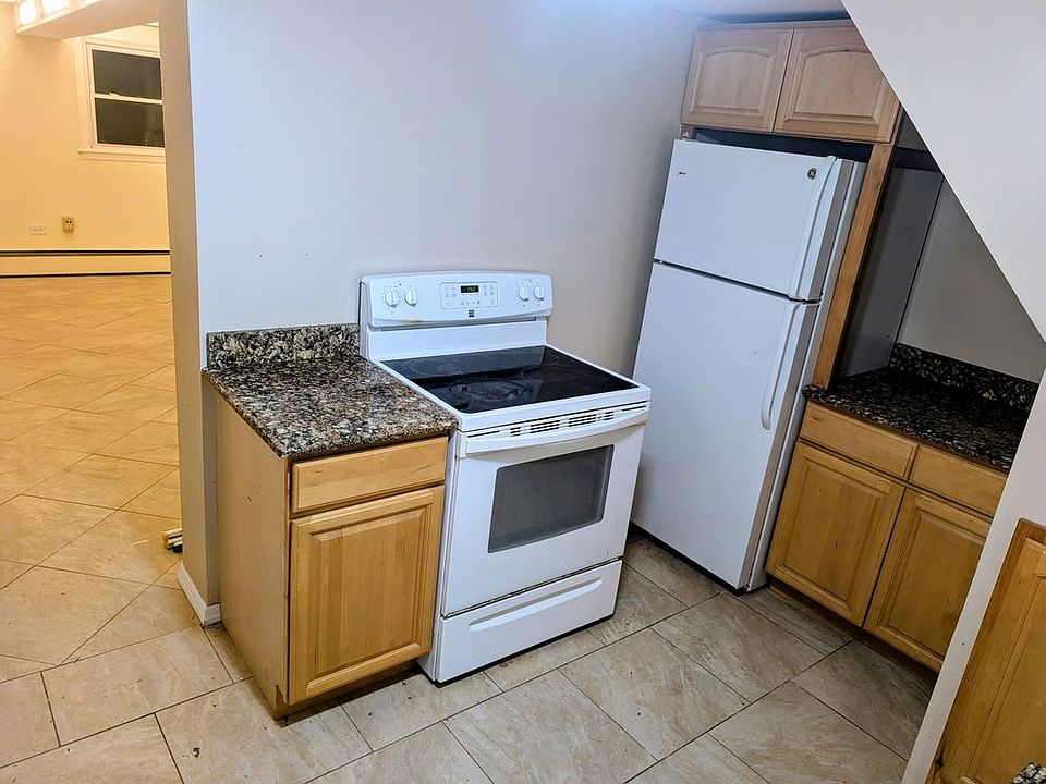 2nd image of 9 Hollow Brook Pl