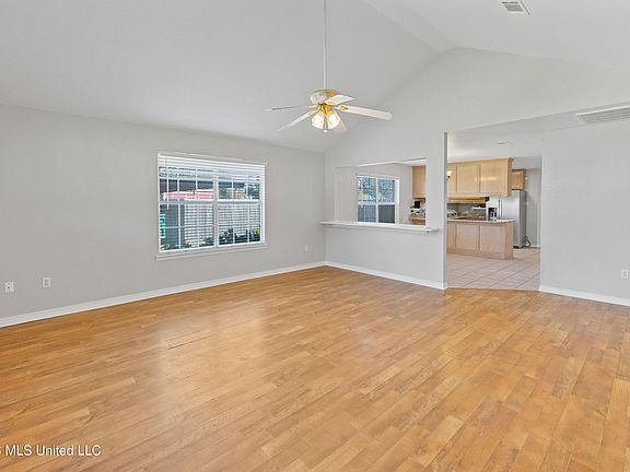 3rd image of 10524 Maple St