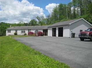 7485 Christmas Ln, Slatington, PA 18080