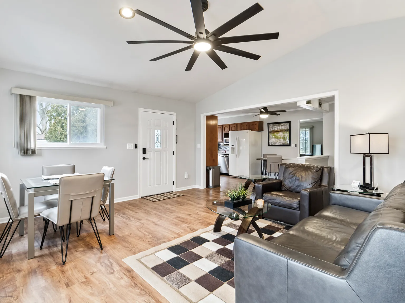 3 bed, 1435 sqft, $3,990 — Photo 2