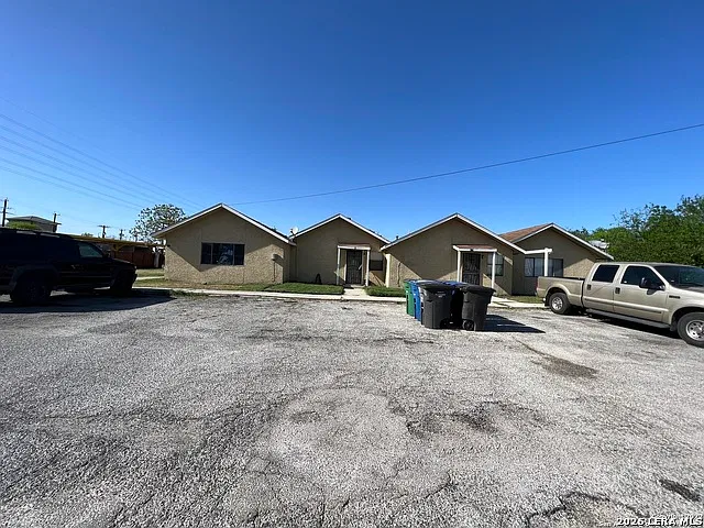 3 bed, 2.5 bath, 4401 sqft, $1,350 — Photo 1