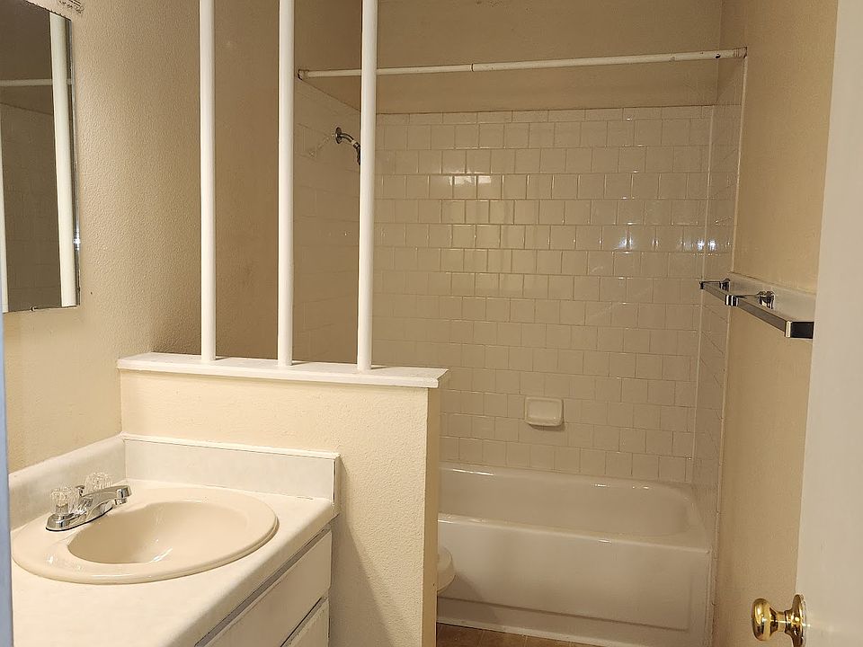 1st image of 1025 Delaware Dr APT 3