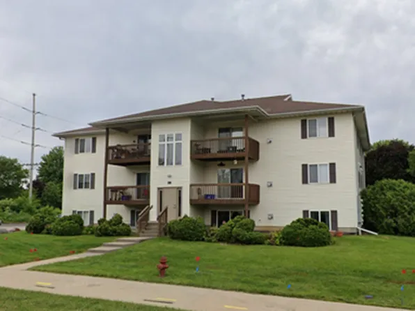 10 Village Dr, North Liberty, IA