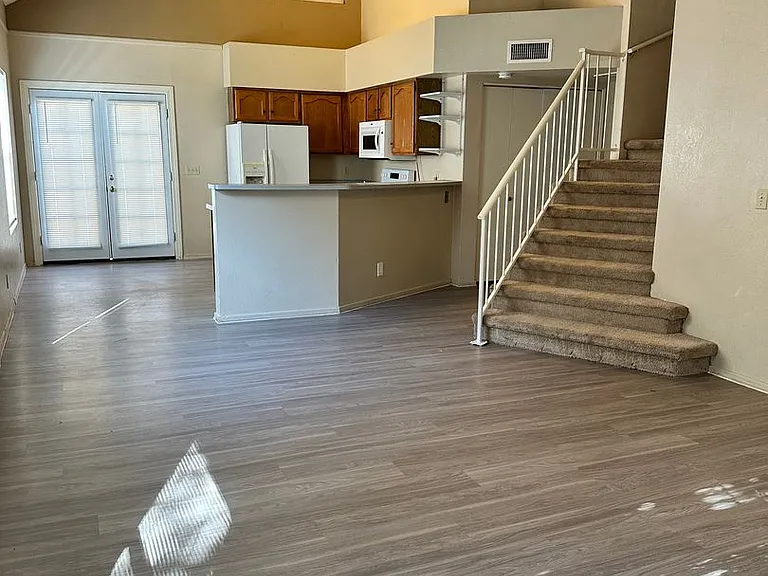 441 S Maple St #10 — Photo 2