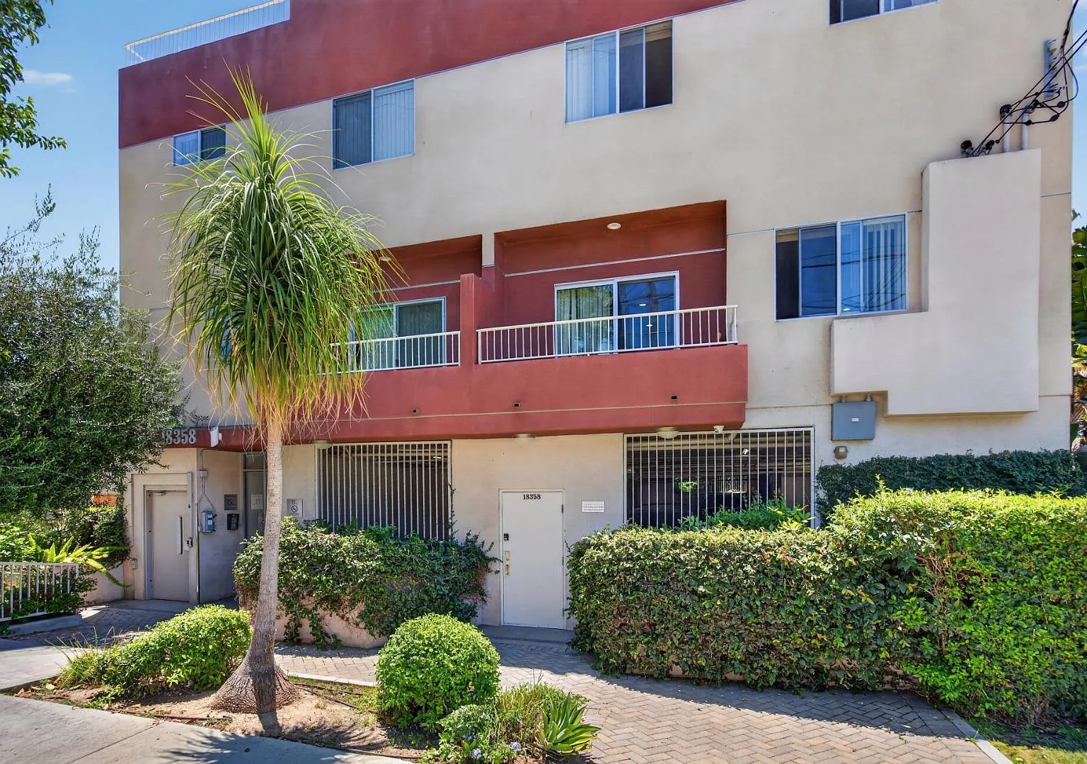 18358 Saticoy St - 101 — Photo 4