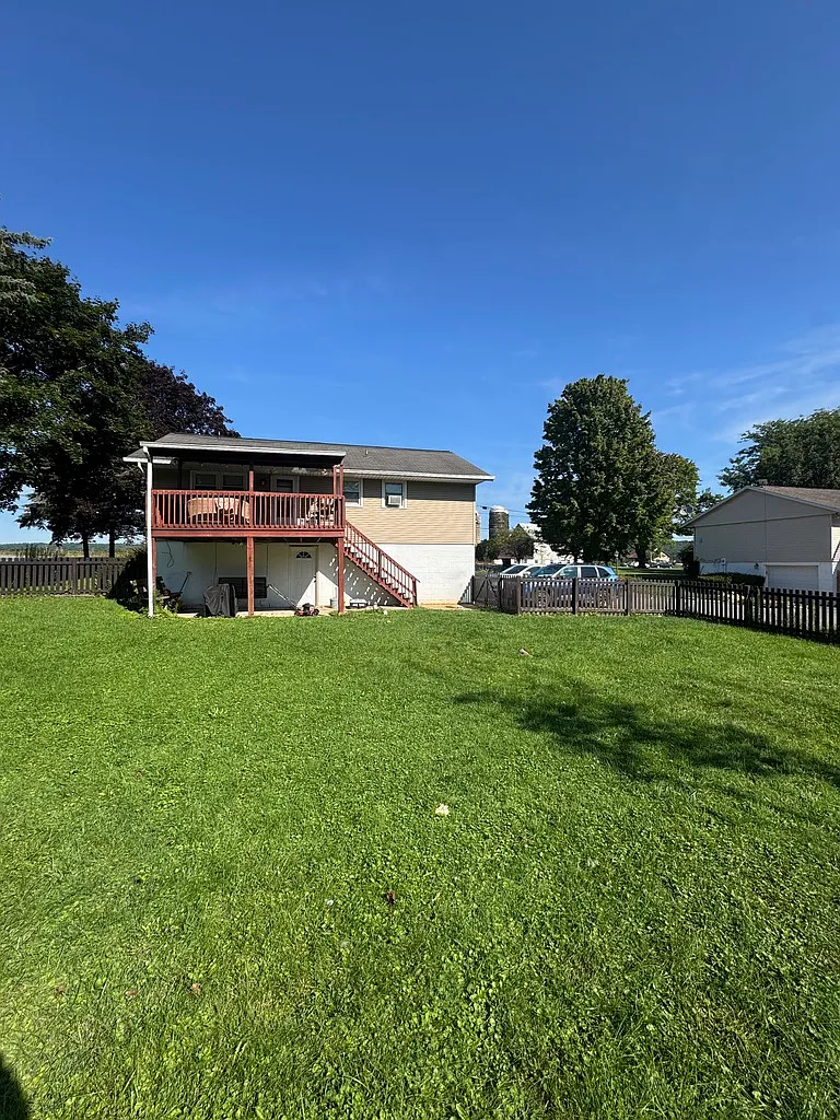 3 bed, 1.5 bath, 1961 sqft, $1,900 — Photo 2