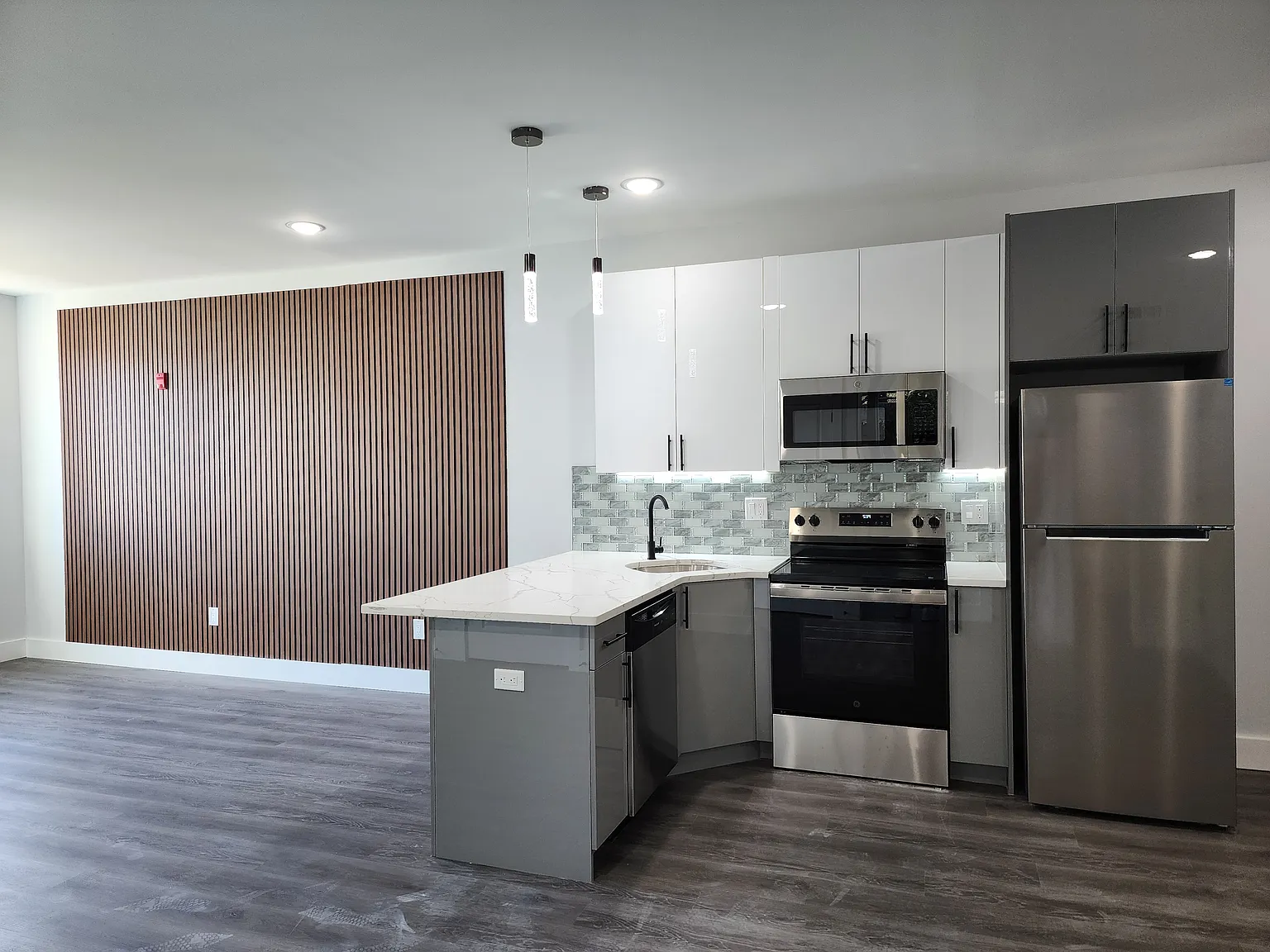 3 bed, 900 sqft, $2,100 — Photo 2
