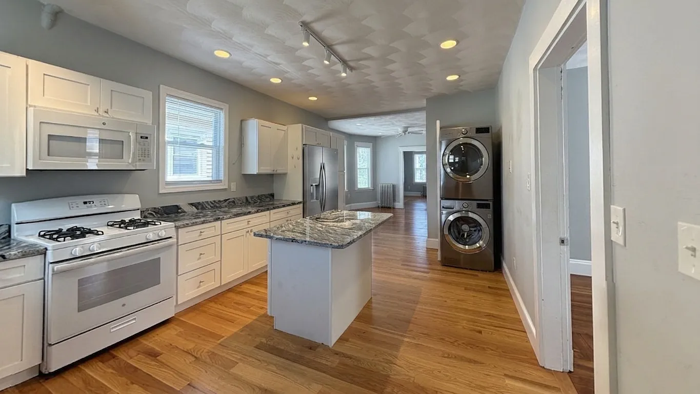 3 bed, 1300 sqft, $3,495 — Photo 2