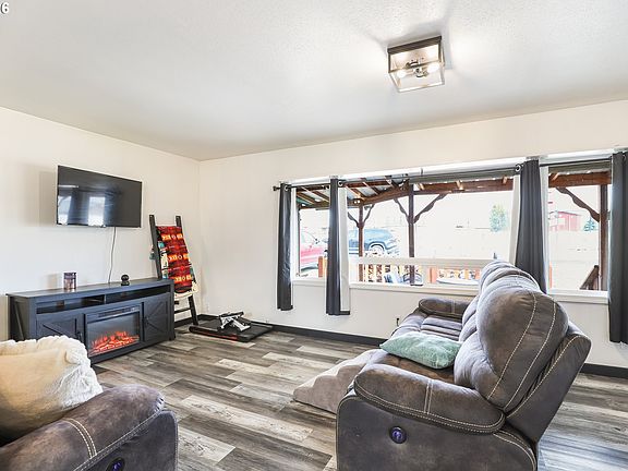 5th image of 409 NE Court St