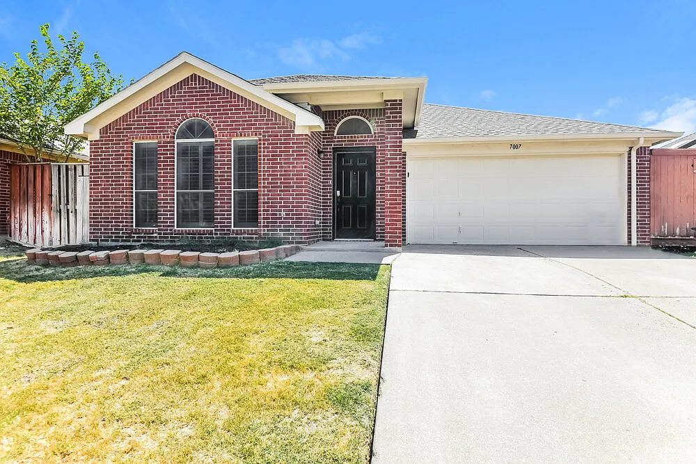 3 bed, 2.0 bath, 1575 sqft, $2,290 — Photo 1