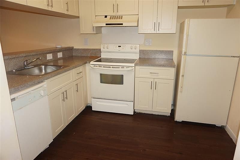 2nd image of 9937 Nob Hill Ln