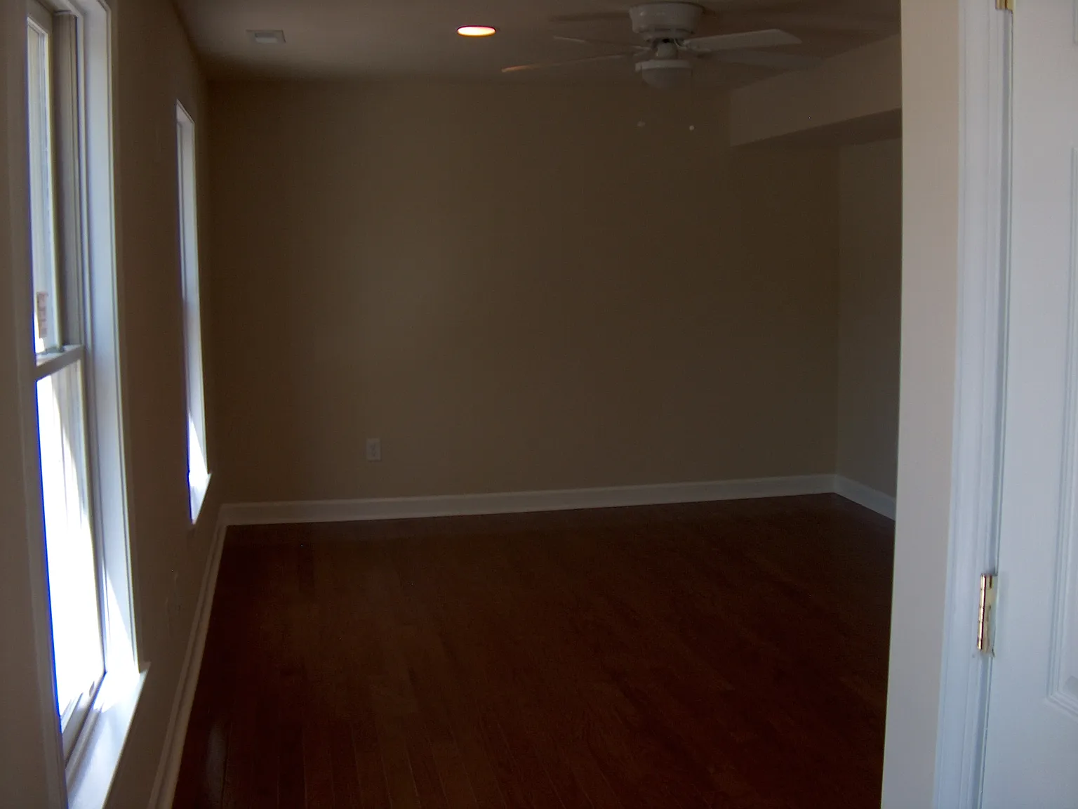 4 bed, 2400 sqft, $850 — Photo 2
