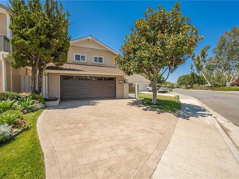 24472 Overlake Dr — Photo 4