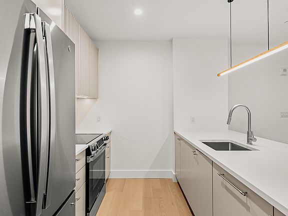 5th image of 250 W 49th St #5602