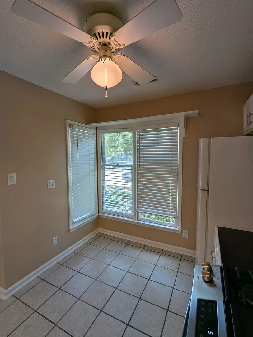 Beautiful townhouse with lakeside views, convenient to Chapel Hill and Durham! — Photo 2