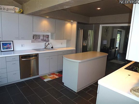 4th image of 380-3 Windward Ln