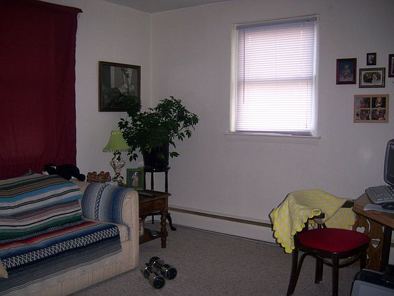 1st Floor L/Room