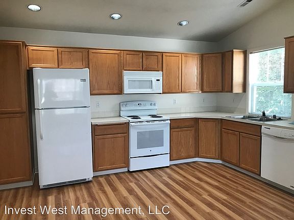 5th image of 5900 NE 35th Cir