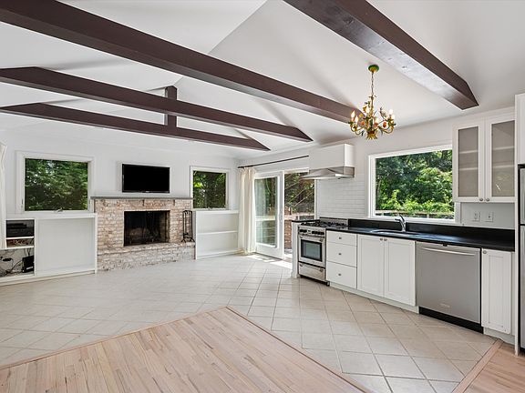 4th image of 86 Bay View Dr W