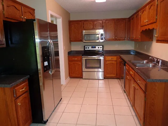 4 bed, 2.0 bath, 2033 sqft, $2,170 — Photo 2
