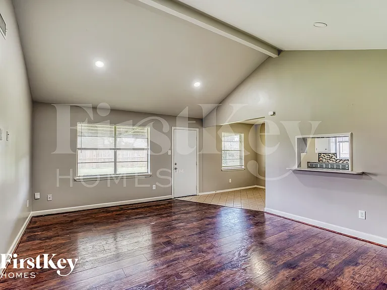 13914 Duncannon Dr — Photo 3