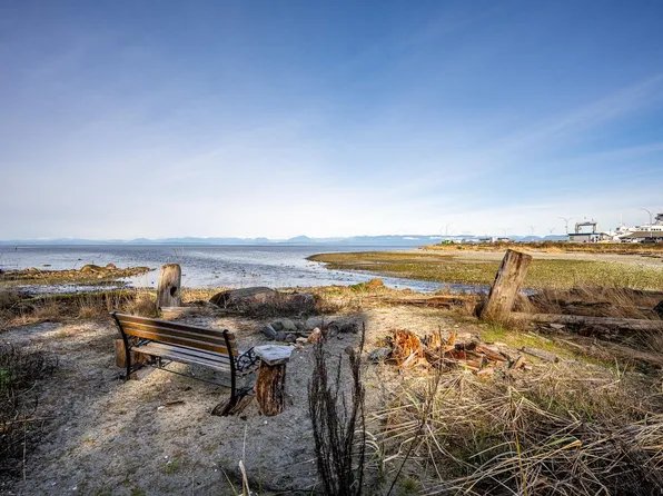 1426 Wilkinson Rd, Comox Valley, BC V9M 4B3