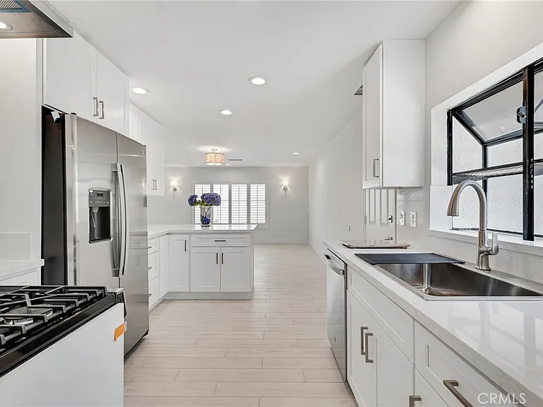 221 Acacia Ln — Photo 8