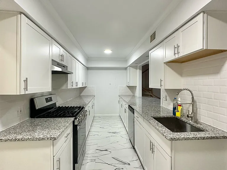 1749 Hillside Pl — Photo 9