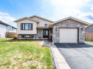 17 Newport Dr, Petawawa, ON K8H 0C9