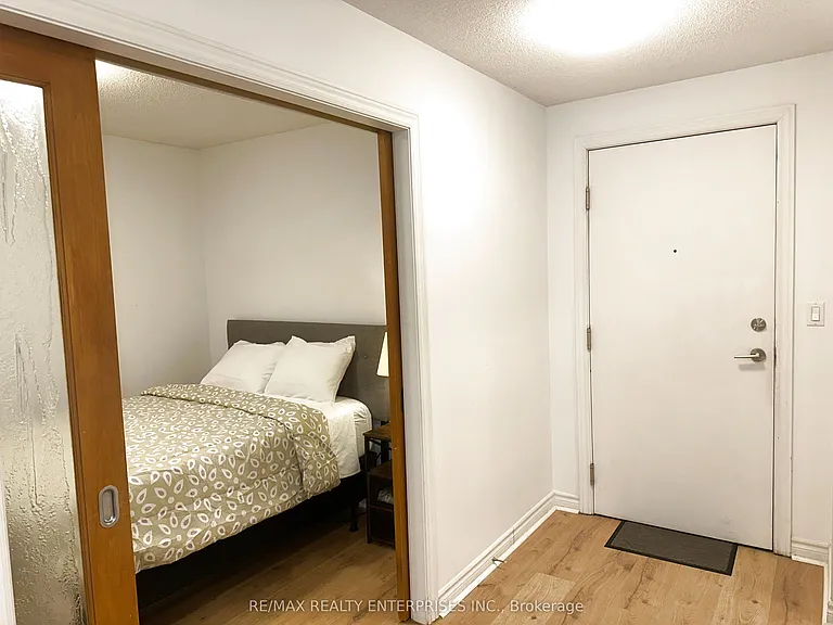 270 Wellington St W #409 — Photo 17