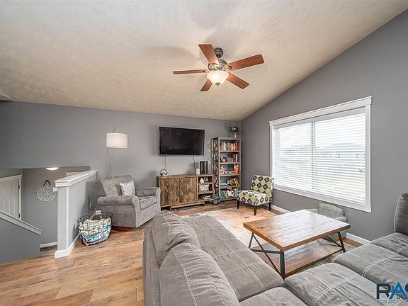 5th image of 608 Honeysuckle Dr