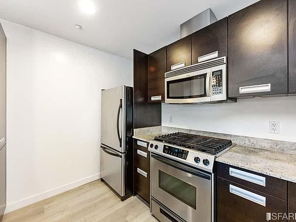 5th image of 300 Berry St Unit 411
