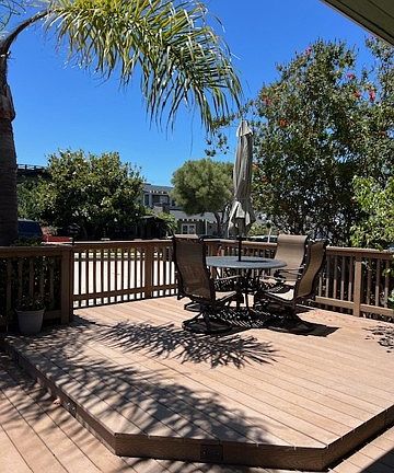 Large front decked yard