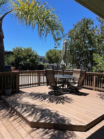 Large front decked yard