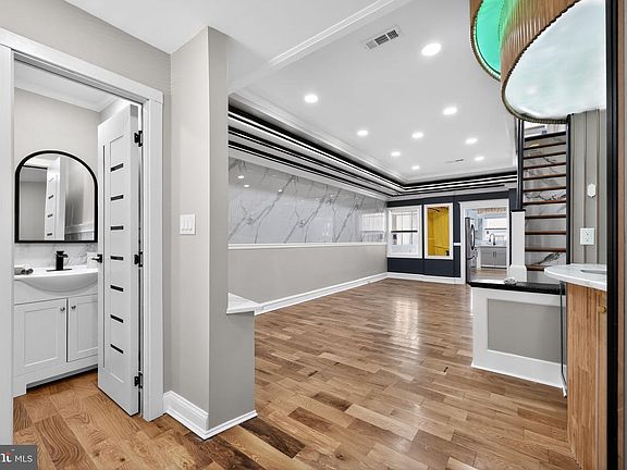 4th image of 2046 Dennie St