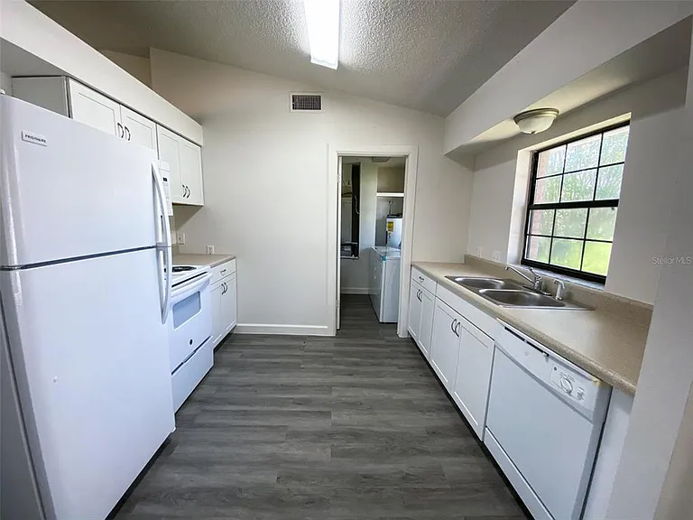 28046 Lois Dr — Photo 6