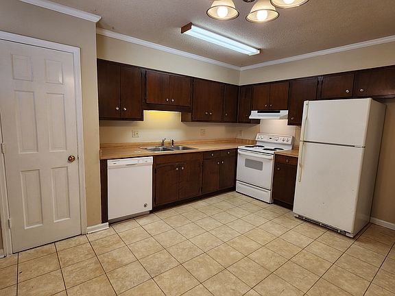Eat-in kitchen
