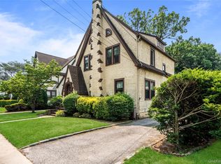 53 Coolidge St, Malverne, NY 11565