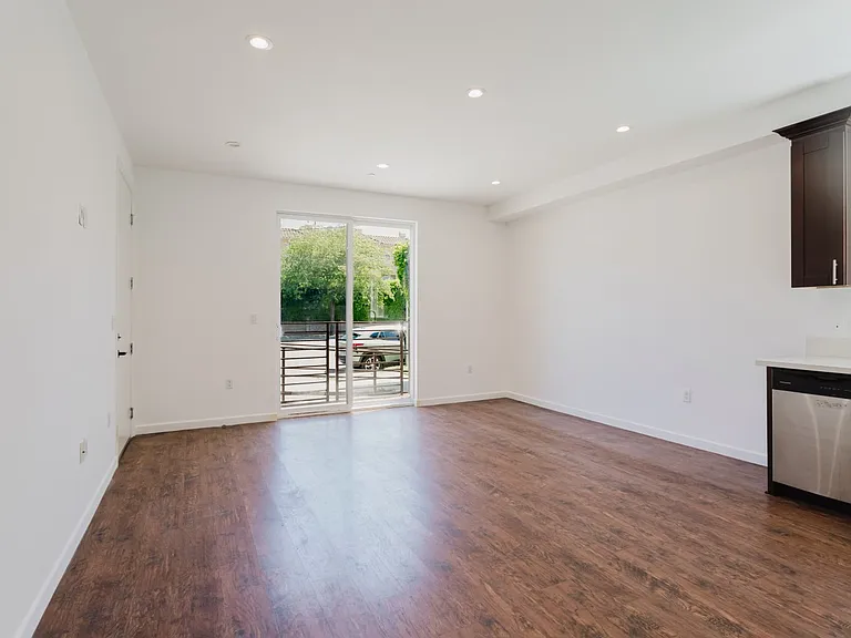 13551 Burbank Blvd #1 — Photo 8