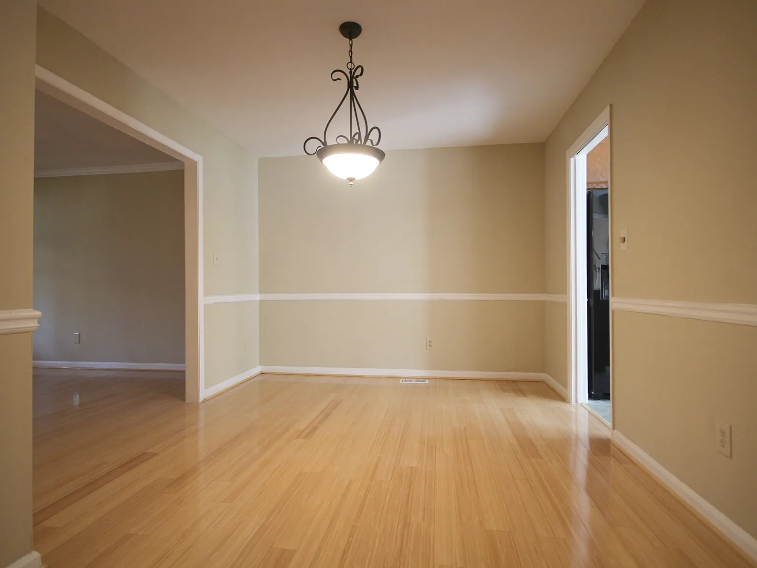 3 bed, 3.5 bath, 2480 sqft, $2,195 — Photo 3