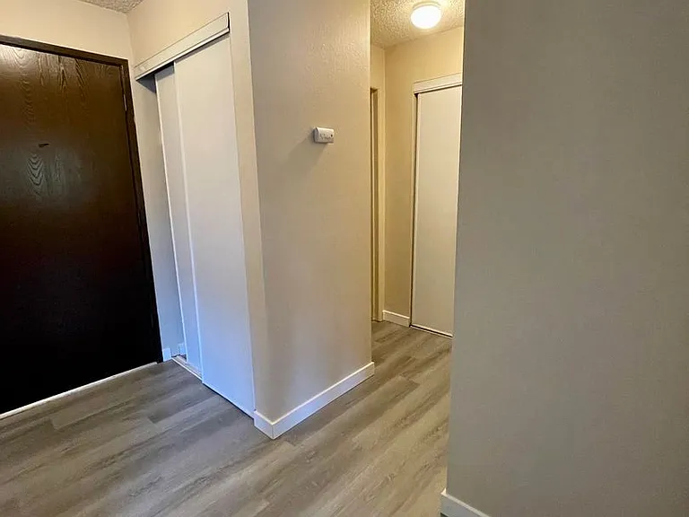 Spacious unit nestled across from Bitterlake Park & Lake, walk to shops and stores! — Photo 11