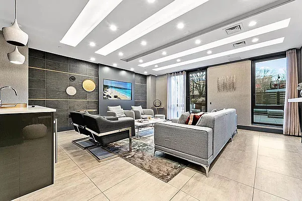 Rented by Tapiro Realty | media 42