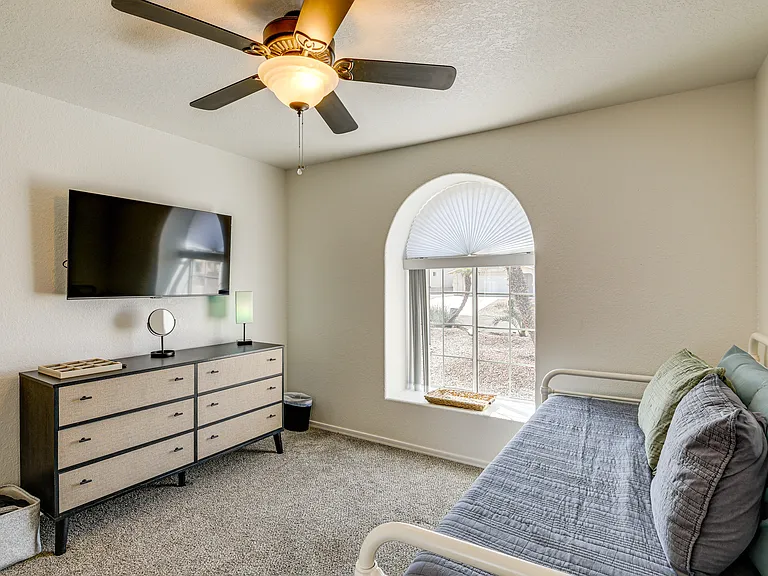 2811 Oakridge Dr — Photo 24