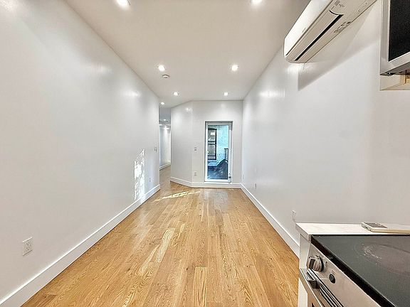 2nd image of 122 29th St #6C
