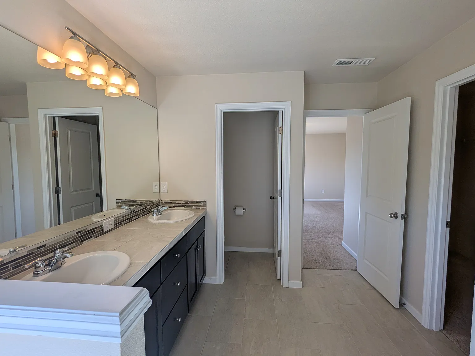 4 bed, 2.5 bath, 2078 sqft, $2,795 — Photo 3