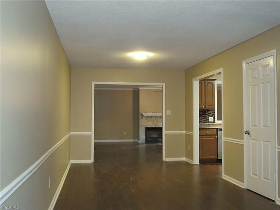 4th image of 806 Briarwood St